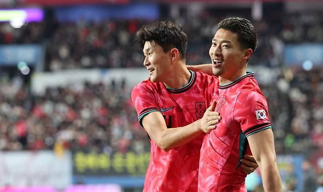 조규성이 14일 대전월드컵경기장에서 열린 남자축구 국가대표 A매치 평가전 대한민국과 볼리비아의 경기에서 김민재와 함께 기쁨을 나누고 있다. 대전 | 연합뉴스