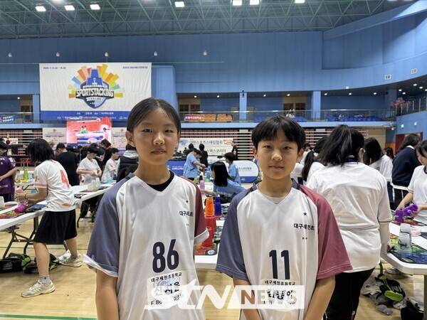 '제18회 전국학교스포츠클럽축전' 스포츠스태킹 대회에 참가한 대구세천초 신지율 양(왼쪽)과 김동언 군이 포즈를 취하고 있다. /사진(밀양)=강의택 기자