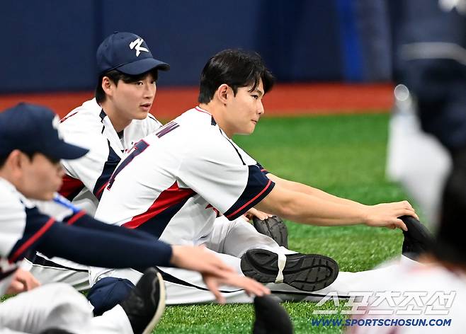 대한민국 야구대표팀이 4일 고척스카이돔에서 훈련을 가졌다. 김영우와 이호성이 워밍업을 하고 있다. 고척=허상욱 기자wook@sportschosun.com/2025.11.04/