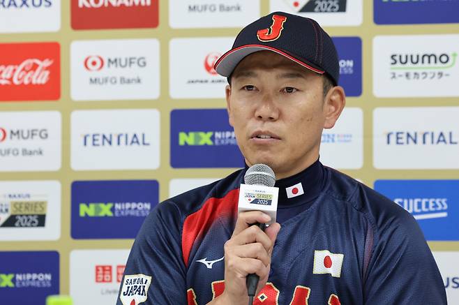 일본 야구대표팀 이바타 히로카즈 감독이 14일 일본 도쿄돔에서 월드베이스볼클래식(WBC) 대비 한일 평가전을 앞두고 열린 공식 기자회견에서 발언하고 있다. 연합뉴스