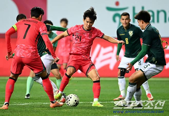 14일 대전월드컵경기장에서 열린 대한민국과 볼리비아의 A매치 평가전. 김진규가 돌파를 시도하고 있다. 대전=허상욱 기자wook@sportschosun.com/2025.11.14/