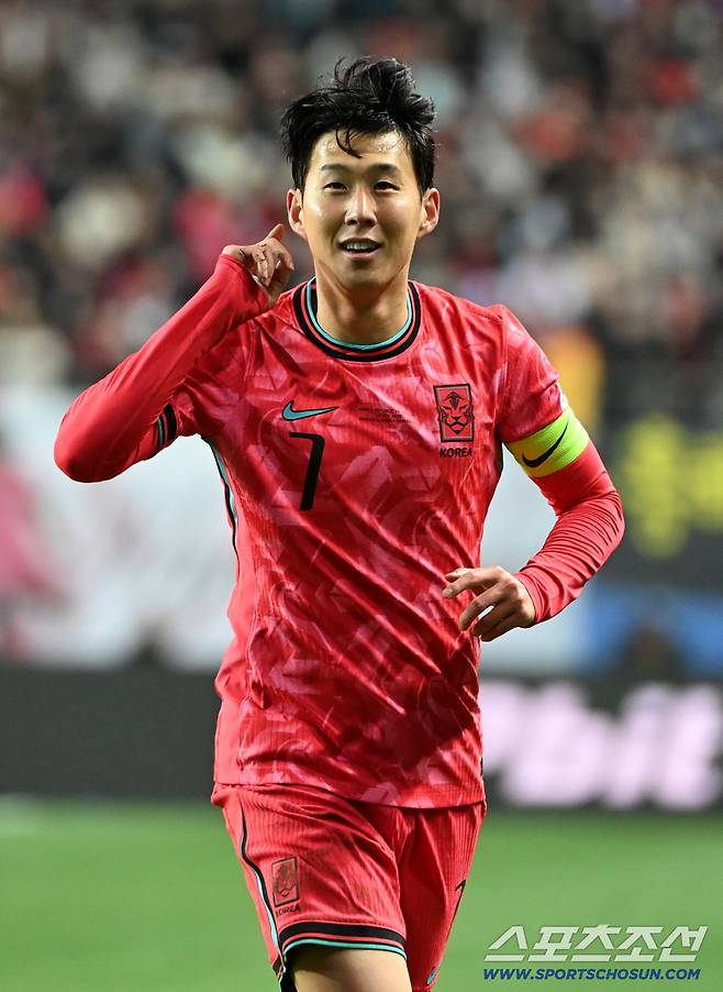 14일 대전월드컵경기장에서 열린 대한민국과 볼리비아의 A매치 평가전. 손흥민이 프리킥 선제골을 터뜨리고 기쁨을 나누고 있다. 대전=허상욱 기자wook@sportschosun.com/2025.11.14/