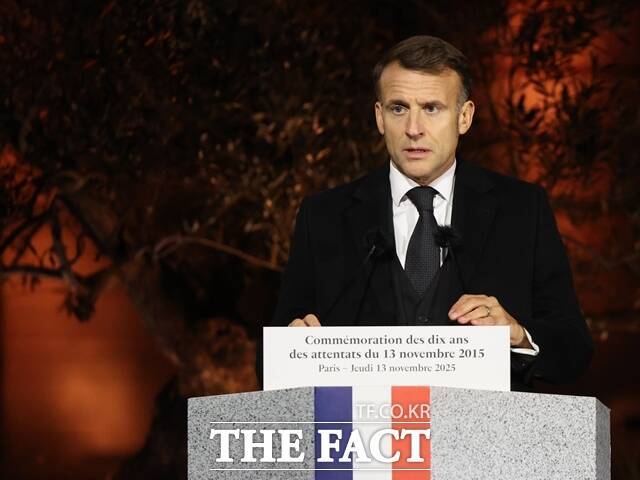 에마뉘엘 마크롱 프랑스 대통령은 이날 파리시청 생제르베 광장에 조성된 파리 테러 추모 정원에서 연설을 통해 "함께 단결해 이 싸움을 치르는 우리는 힘을 통해 내일의 도전에 맞서고, 더욱 강해지며, 그들이 파괴하려 했던 것을 지킬 것"이라고 말했다. /AP.뉴시스