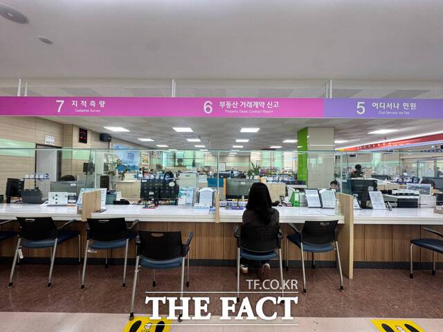 여수시 민원지적과 '부동산 거래계약 신고' 창구 모습. /여수시