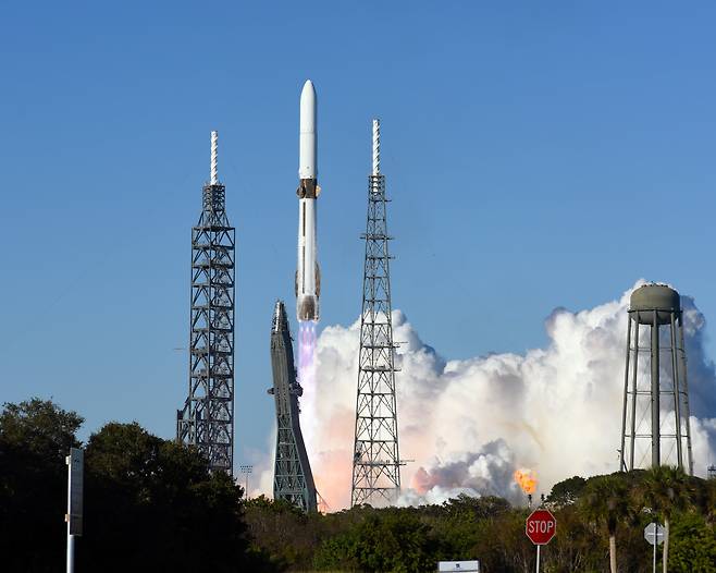 블루 오리진의 '뉴 글렌' 로켓이 13일(현지 시각) 미 플로리다주 케이프 커내버럴 우주군 기지에서 발사되고 있다. /UPI 연합뉴스