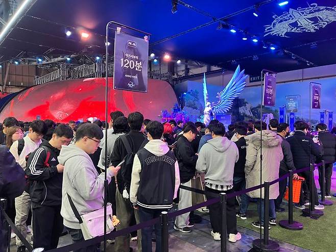 14일 오전 부산 벡스코에서 열린 국내 최대 게임전시회 '지스타 2025' 현장. 관람객들이 엔씨소프트의 '아이온2' 시연을 기다리고 있다.ⓒ데일리안 이주은 기자