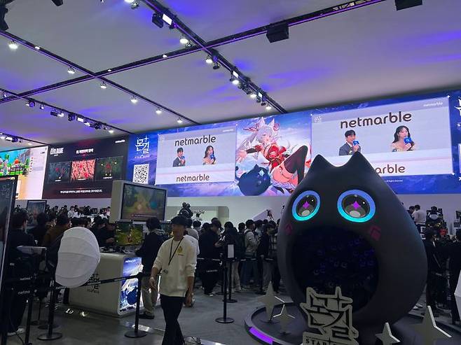 14일 오전 부산 벡스코에서 열린 국내 최대 게임전시회 '지스타 2025' 현장. 관람객들이 넷마블의 '몬길: 스타 다이브'를 시연하고 있다.ⓒ데일리안 이주은 기자