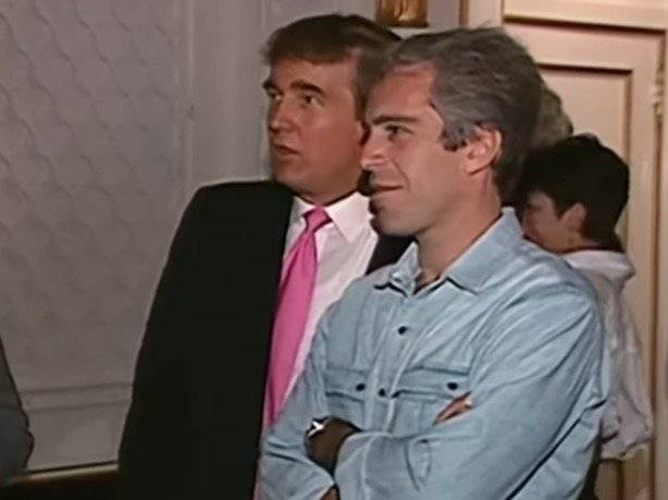 지난 1992년 도널드 트럼프 미국 대통령과 억만장자 출신 성범죄자인 제프리 엡스타인이 플로리다주 마러라고에서 파티를 즐기는 모습. 출처=CNBC 뉴스 유튜브 영상 갈무리