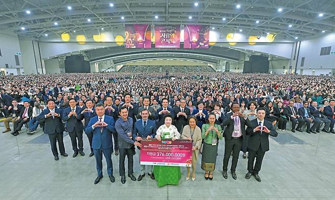 국제위러브유운동본부는 11월 9일 개최한 ‘제23회 위러브유 사랑의 콘서트’를 통해 국내 기후위기 취약계층과 학대피해아동 그룹홈, 기후재난 피해 10개국, 몽골 희소난치성 질환 어린이를 위해 성금 3억7600만 원을 지원했다. 국제위러브유운동본부 제공