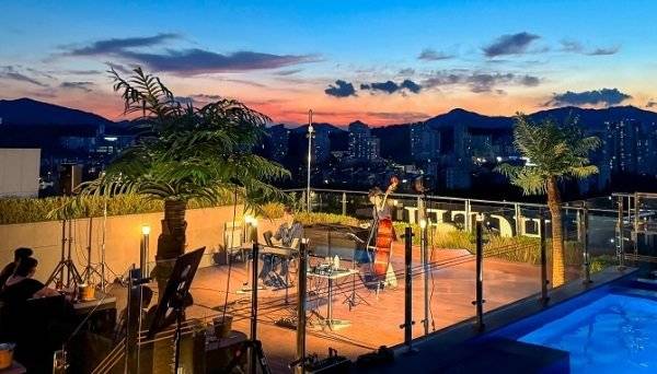 호텔스카이파크 센트럴 서울 판교에서 진행되었던 루프탑 풀콘서트.