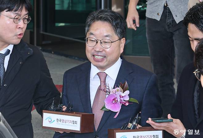 노만석 검찰총장 직무대행이 14일 오전 11시쯤 서울 서초구 대검찰청에서 열린 비공개 퇴임식을 마친 뒤 밝은 표정으로 청사를 나서고 있다. 이한결 기자 always@donga.com