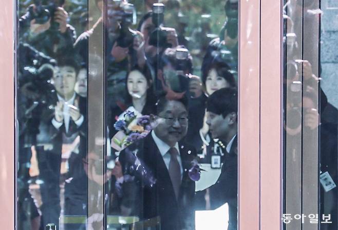 노만석 검찰총장 직무대행이 14일 오전 서울 서초구 대검찰청에서 열린 비공개 퇴임식을 마친 뒤 청사를 나서고 있다. 이한결 기자 always@donga.com