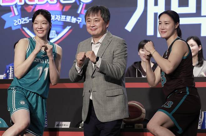 이상범 하나은행 감독(가운데)이 10일 서울  강서구 메이필드호텔에서 열린 BNK 금융 2025-2026 여자프로농구 개막 미디어데이 ‘포토 타임’ 때 양인영(왼쪽), 김정은과 포즈를 취하고 있다. 뉴시스