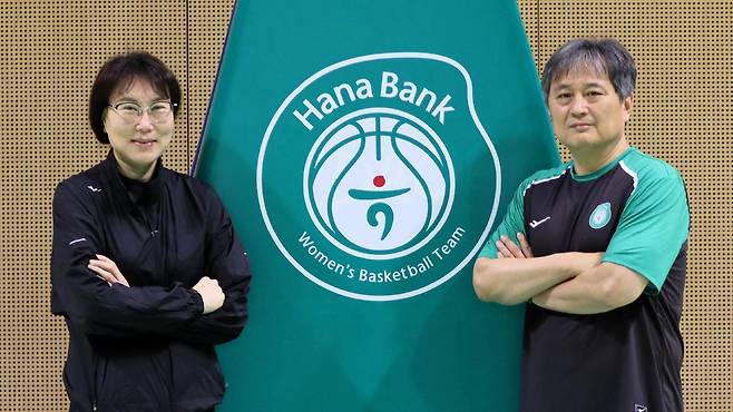 이상범 감독(오른쪽)이 하나은행 사령탑을 맡기로 하면서 필수조건으로 세운 건 정선민 코치의 영입이었다. 하나은행 제공