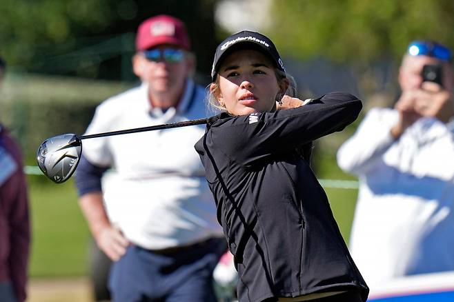 도널드 트럼프 대통령의 손녀인 카이 트럼프가 2025년 11월 13일 목요일 플로리다주 벨에어에서 열린 LPGA 투어 ‘더 아니카’ 1라운드에서 11번 홀에서 티샷을 날리고 있다. 출처=AP/뉴시스