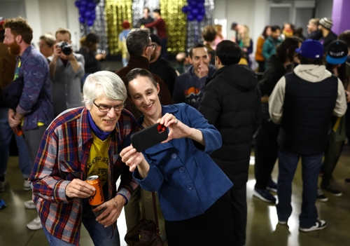 지지자와 함께 사진을 찍는 케이티 윌슨 차기 시애틀 시장(중앙). [[AP=연합뉴스 자료사진/The Seattle Times 제공]