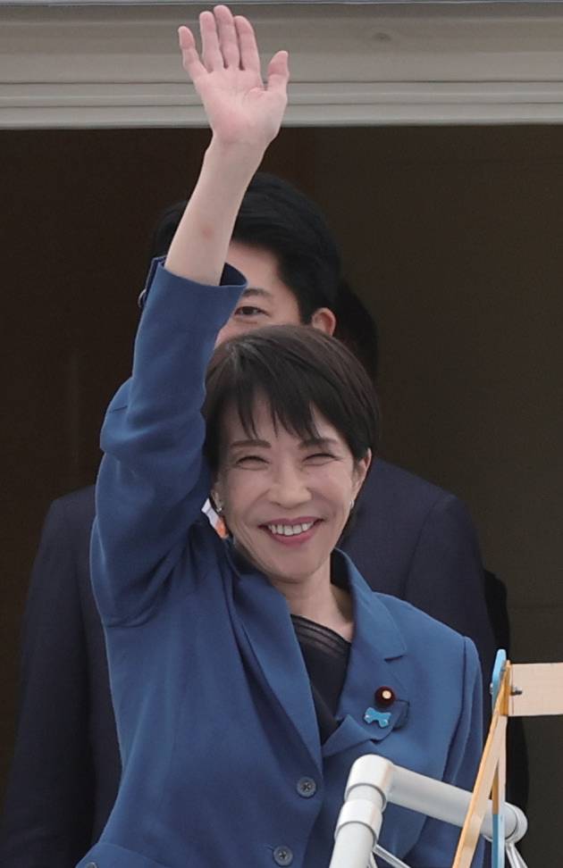 APEC 정상회의 참석을 위해 방한한 다카이치 사나에 일본 총리가 10월 30일 부산 김해국제공항에 도착해 전용기에서 인사하고 있다. ／ 연합뉴스