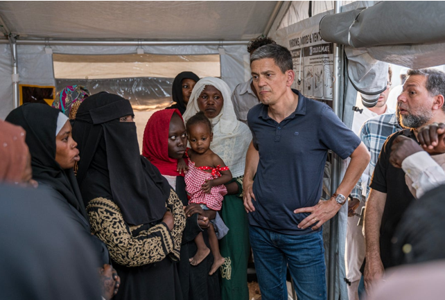 지난 9월 데이비드 밀리밴드(David Miliband) 국제구조위원회 총재가 아프리카 수단 나일강 주의 한 난민촌을 방문해 국제구조위원회가 조성한 보호 공간을 살펴보고 있다. 국제구조위원회 제공