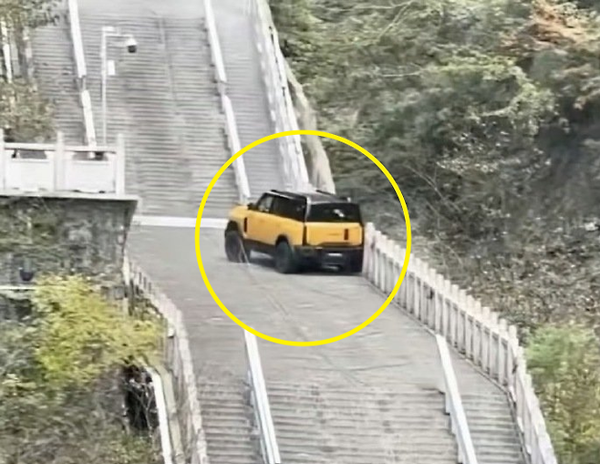 장가계 천문산 계단 오르다 난간에 부딪친 체리자동차 SUV/사진=웨이보, 연합뉴스
