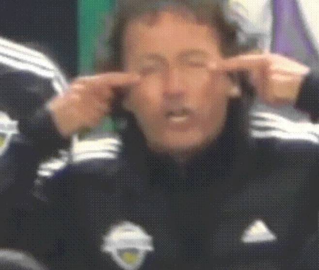 전북현대모터스FC 타노스 코치가 심판에 항의하며 두 검지를 눈 꼬리에 가져다 대는 모습. SNS 갈무리