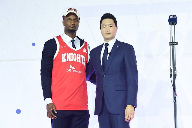 콩고민주공화국 출신으로 3라운드에서 서울 에스케이(SK)에 지명된 건국대 프레디 무티바. 한국농구연맹 제공