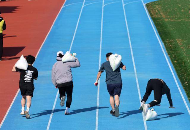 강원 강릉시 강남축구공원에서 2026년도 환경관리원 신규 채용 체력 시험이 열리고 있다. 강릉=연합뉴스