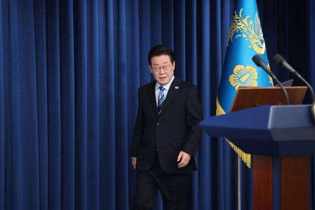 이재명 대통령이 14일 서울 용산 대통령실 기자회견장에 한미 팩트시트 타결 발표를 하기 위해 들어서고 있다. 왕태석 선임기자