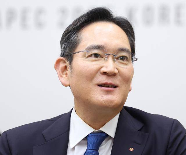 이재용 삼성전자 회장이 10월 31일 아시아태평양경제협력체(APEC) 정상회의가 열린 경북 경주 화백컨벤션센터에서 이재명 대통령과 젠슨 황 엔비디아 최고경영자(CEO) 접견에 참석해 발언하고 있다. 경주=뉴시스