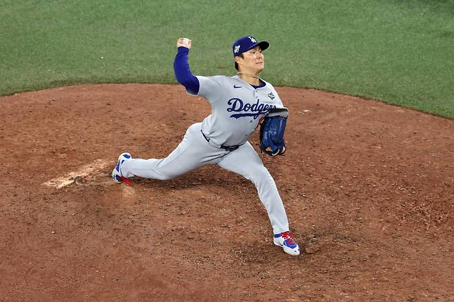 <yonhap photo-5915=""> TORONTO, ONTARIO - NOVEMBER 01: Yoshinobu Yamamoto #18 of the Los Angeles Dodgers pitches against the Toronto Blue Jays during the tenth inning in game seven of the 2025 World Series at Rogers Center on November 01, 2025 in Toronto, Ontario. Patrick Smith/Getty Images/AFP (Photo by Patrick Smith / GETTY IMAGES NORTH AMERICA / Getty Images via AFP)/2025-11-02 13:15:04/ <저작권자 ⓒ 1980-2025 ㈜연합뉴스. 무단 전재 재배포 금지, AI 학습 및 활용 금지></yonhap>