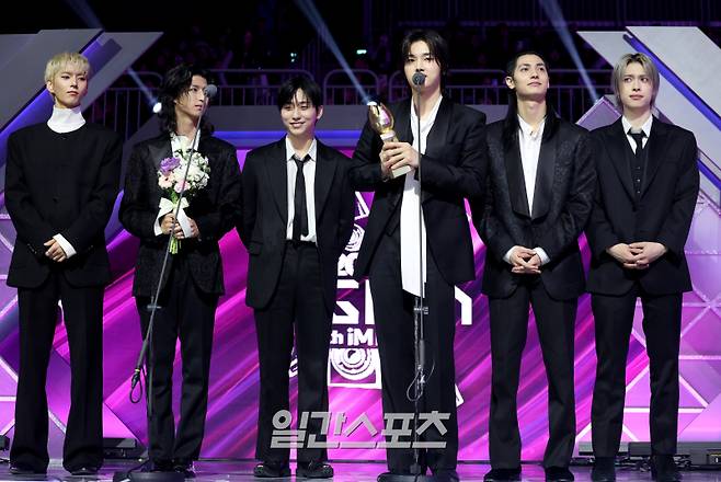 2025 코리아 그랜드 뮤직 어워즈 with iM뱅크’(2025 KGMA) 첫날 아티스트데이가 14일 오후 인천 영종도 인스파이어 아레나에서 펼쳐졌다. 엑스디너리 히어로즈가 베스트아티스트상울 수상하고 소감을 말하고 있다. KGMA는 한 해 동안 국내외 팬들에게 많은 사랑을 받은 K팝 아티스트와 작품들을 조명해 차별화된 콘텐츠를 선보이는 K팝 축제다. 올해는 KGMA 조직위원회와 크리에이터링, 디오디가 공동 주관하며, 인천광역시와 인천관광공사가 후원한다. 타이틀 스폰서로는 iM뱅크가 함께한다. 2025 KGMA는 KT ENA가 주관 방송사로 참여하며, 틱톡라이브를 통해 일본, 중국을 제외한 국내 및 글로벌에 생중계된다. 일본에서는 훌루 재팬을 통해 실시간으로 볼 수 있다.  영종도(인천)=KGMA특별취재단/2025.11.14./