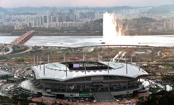 전북도는 올림픽을 유치할 경우 서울 마포구 상암월드컵경기장에서 축구 예선전을 진행하는 방안을 추진하다. [중앙포토]