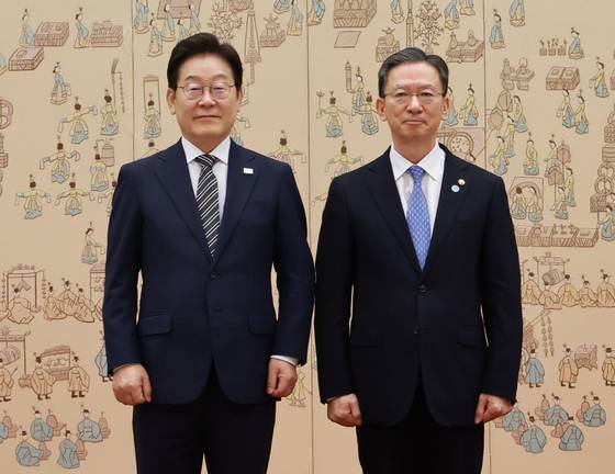 이재명 대통령과 정성호 법무부 장관이 지난 7월 23일 대통령실 청사에서 열린 임명장 및 위촉장 수여식에서 기념촬영을 하고 있다. 뉴시스