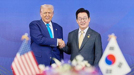 이재명 대통령과 도널드 트럼프 미국 대통령이 지난달 29일 경북 경주박물관에서 열린 한미 정상회담에 앞서 악수하고 있다. 뉴스1