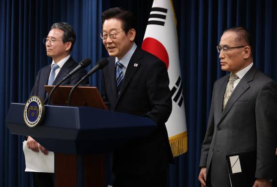 이재명 대통령이 14일 서울 용산 대통령실 기자회견장에서 한ㆍ미 팩트시트 타결과 관련해 발표를 마친 뒤 취재진 질문에 답하고 있다.   왼쪽부터 김용범 정책실장, 이재명 대통령, 위성락 국가안보실장. 연합뉴스