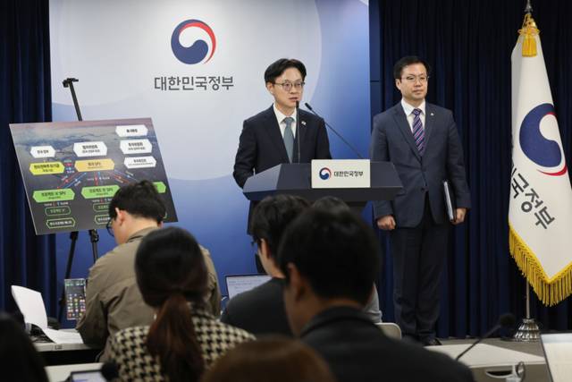 ▲ 김정관 산업통상부 장관이 14일 서울 종로구 정부서울청사에서 한미 관세협상 팩트시트 및 MOU 관련 브리핑을 하고 있다. 오른쪽은 여한구 통상교섭본부장. 2025.11.14 연합뉴스