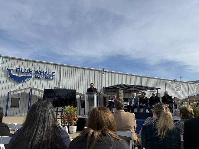 로버트 강 블루웨일머티리얼즈 대표는 지난 10일 오클라호마 바텔스빌 공장 확장 행사에서 "바텔스빌 시설은 이미 고품질의 블랙샌드를 생산하고 있다"면서 "기술적인 역량을 바탕으로 국가적인 미션의 중요성을 보여주게 될 것"이라고 말했다. /블루웨일머티리얼즈 제공