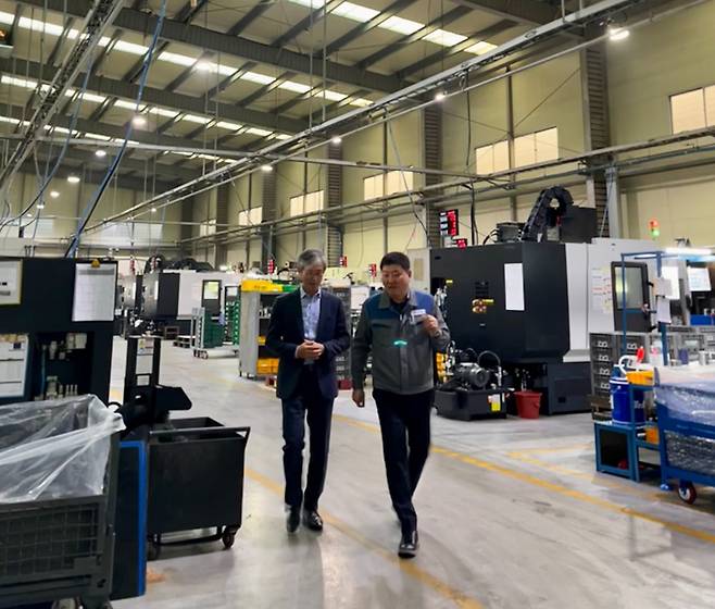 솔루윈스 AI 품질검사 시스템이 적용된 스마트 제조 공정을 점검하고 있다.&nbsp;SPINT는 본 사업을 통해 검사시간 40% 단축, 인력 재배치를 통한 연간 1억 5천만 원의 비용 절감 효과를 달성했다.