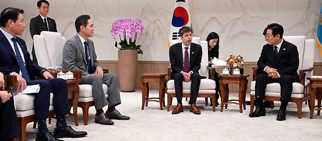 이재명 대통령이 지난달 1일 서울 용산 대통령실에서 챗GPT 개발사로 잘 알려진 오픈AI의 샘 올트먼 CEO를 접견하고 있다. 이 자리에는 이재용 삼성전자 회장, 최태원 SK그룹 회장 등도 동석했다. 대통령실사진기자단
