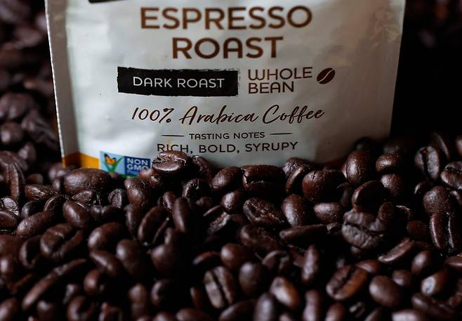 13일(현지시간) 미국 캘리포니아주 샌안셀모에서 촬영한 사진 일러스트. 최근 커피 가격이 수개월 새 약 20% 급등한 가운데, 스콧 베센트 미국 재무장관은 국내 생산이 어려운 품목에 대해 관세 인하 가능성을 시사했다. 게티이미지