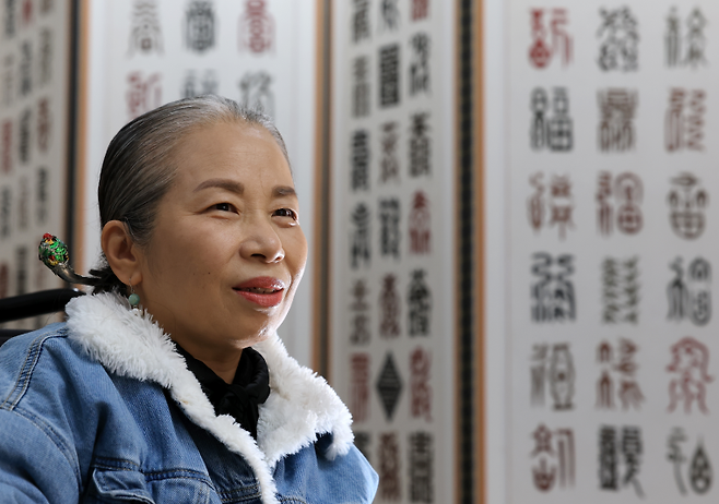 이정희 자수장은 장애인으로서는 전국 최초로 전북특별자치도 무형문화재 자수장 보유자로 지정된 궁수의 대가다. 서성일 선임기자