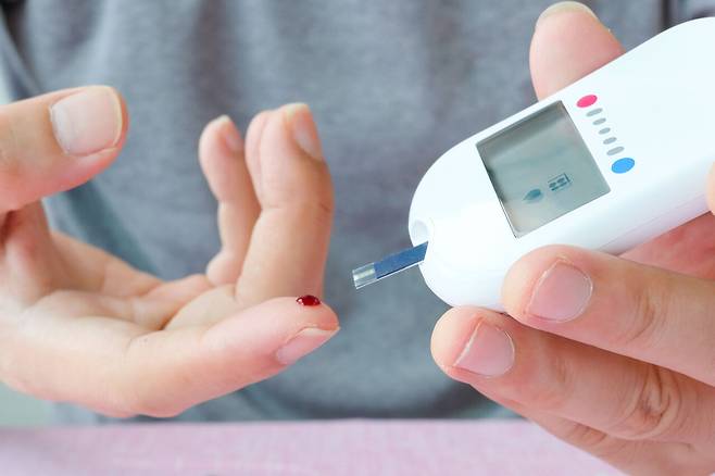 당뇨병으로 높은 혈당이 지속되면 몸 곳곳의 합병증 위험을 높이므로 관리가 필요하다. 게티이미지