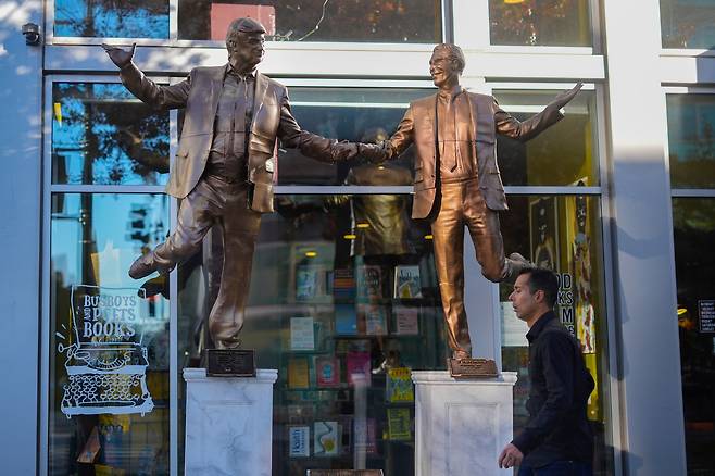 13일(현지시간) 미국 워싱턴DC U 스트리트 인근의 ‘버스보이스 앤드 포엣츠(Busboys and Poets)’ 레스토랑 입구 밖에 도널드 트럼프 대통령과 제프리 엡스타인을 풍자한 조각 ‘영원한 단짝’이 설치돼 있다. AP연합뉴스