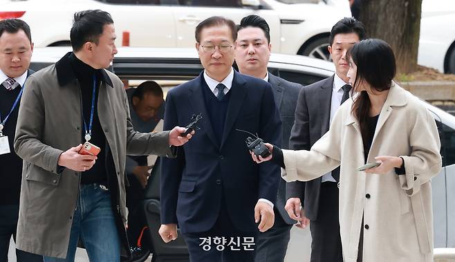 내란 중요임무종사 등 혐의로 구속영장이 청구된 박성재 전 법무부 장관이 13일 서울 서초구 서울중앙지법에서 열린 구속 전 피의자 심문(영장실질심사)에 출석하고 있다. 성동훈 기자