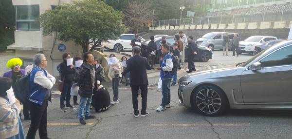 지난 13일 부산 남구 부산예대에서 학생 비상대책위원회가 이사회 측과 대치하고 있다. 신심범 기자