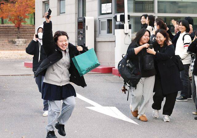2026학년도 대학수학능력시험을 치른 수험생이 13일 서울 중구 이화여자외국어고등학교 시험장을 나서면서 한 손을 번쩍 들어 올리는 등 환한 표정을 짓고 있다. 수능은 이날 전국 85개 시험지구 1310개 시험장에서 진행됐으며 성적은 다음 달 5일 통지될 예정이다. 연합뉴스