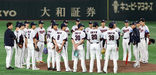 한국 야구대표팀 선수들이 13일 일본 도쿄돔에서 훈련에 앞서 마운드에 모여 대화하고 있다. 연합뉴스