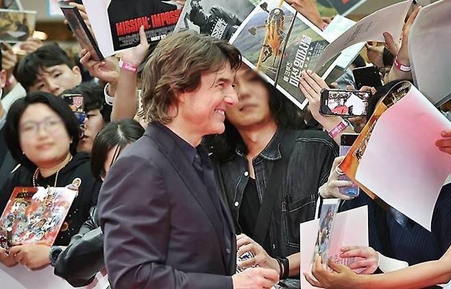 마이바흐 대신 카니발을 이용한 톰 크루즈 [사진출처=연합뉴스]