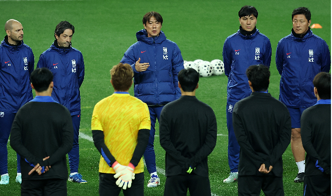 축구 국가대표팀 홍명보 감독이 볼리비아와의 A매치를 하루 앞둔 13일 오후 대전월드컵경기장에서 훈련을 지시하고 있다. 사진=연합뉴스 제공