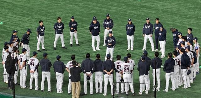 한국 야구대표팀 류지현 감독과 선수들이 13일 일본 도쿄돔에서 첫 훈련에 앞서 대화하고 있다. 사진=연합뉴스