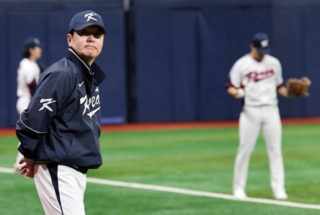 류지현 한국야구대표팀 감독이 11일 서울 고척스카이돔에서 선수들의 훈련을 지켜보고 있다. 야구대표팀은 오는 15일과 16일 일본 도쿄돔에서 일본 대표팀과 평가전을 치를 예정이다. 사진=연합뉴스